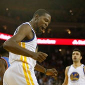 Kevin Durant celebra un punto con los Golden State Warriors