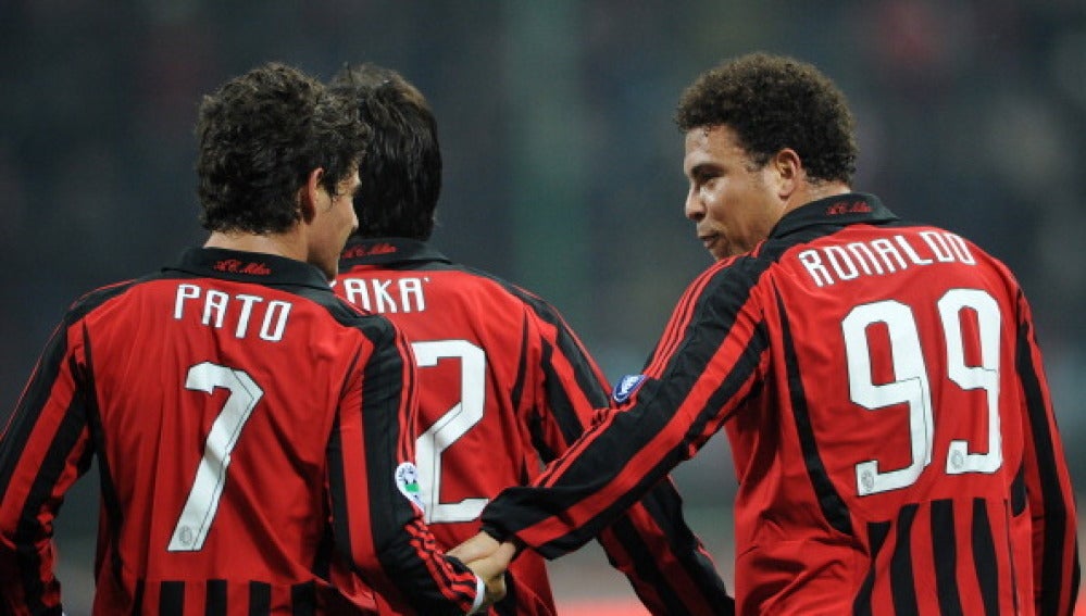 Ronaldo y Pato celebran un gol durante su etapa en el Milan