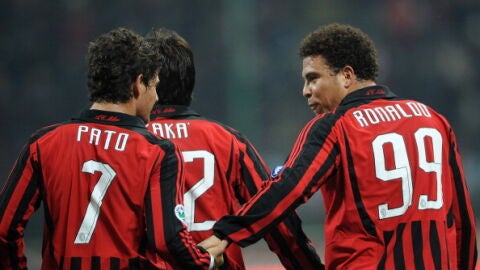 Ronaldo y Pato celebran un gol durante su etapa en el Milan
