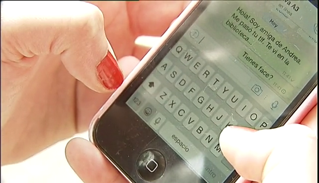 Finge ligar con unas chicas para robarles Finge ligar con unas chicas para robarles