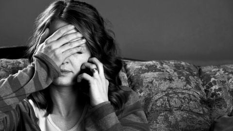 Una mujer hablando por tel&eacute;fono