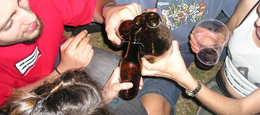 Jóvenes haciendo botellón Jóvenes haciendo botellón