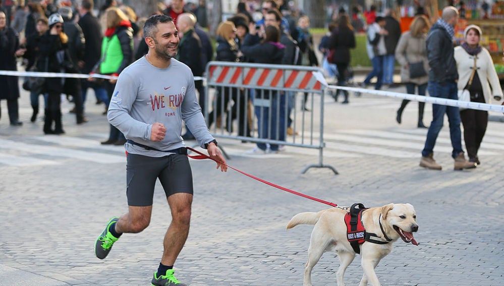 Un runner corriendo con su perro