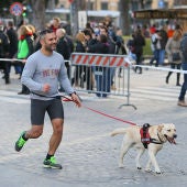 Un runner corriendo con su perro
