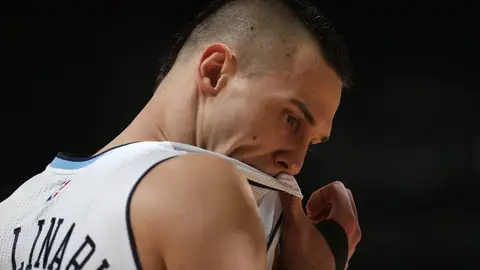 Gallinari secándose el sudor con la camiseta Gallinari secándose el sudor con la camiseta