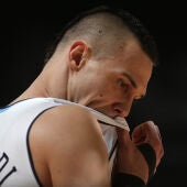 Gallinari secándose el sudor con la camiseta