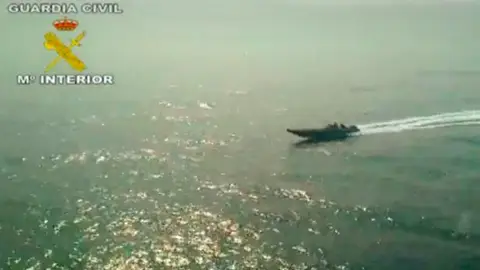 Mueren 4 presuntos narcotraficantes durante una persecución en aguas del Estrecho Mueren 4 presuntos narcotraficantes durante una persecución en aguas del Estrecho