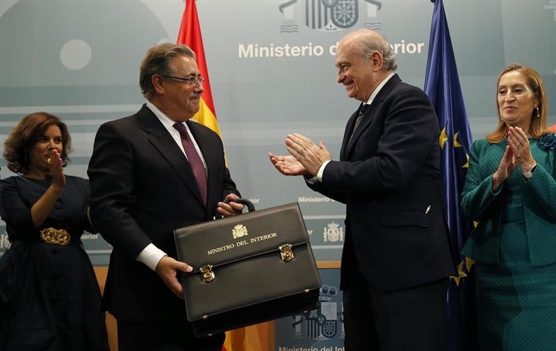 Zoido, a las fuerzas de seguridad: "Tienen un ministro que sabe lo que hacen y reconoce sus méritos" Zoido, a las fuerzas de seguridad: "Tienen un ministro que sabe lo que hacen y reconoce sus méritos"