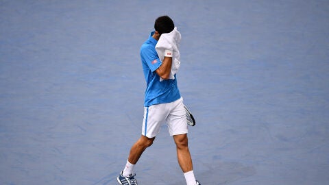Djokovic se lamenta tras perder un punto ante Cilic