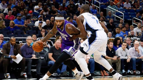 Ibaka defendiendo a DeMarcus Cousins