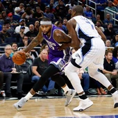 Ibaka defendiendo a DeMarcus Cousins Ibaka defendiendo a DeMarcus Cousins