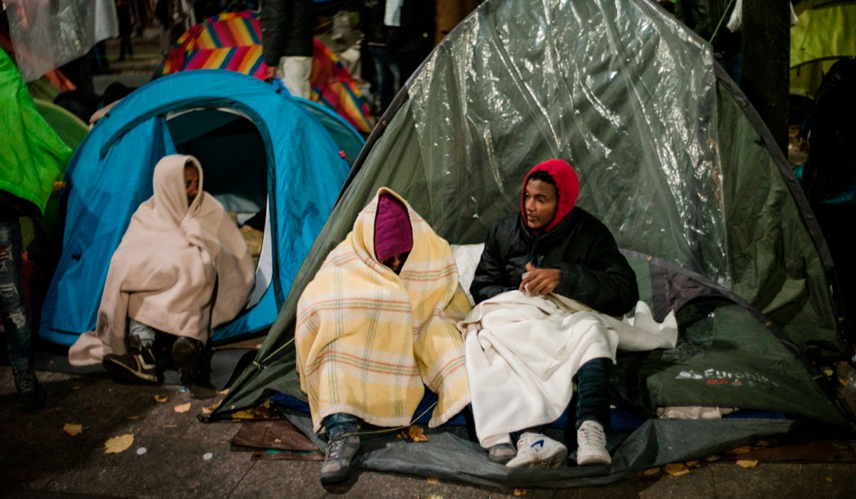 La Policía evacúa el campamento de inmigrantes del noreste de París La Policía evacúa el campamento de inmigrantes del noreste de París