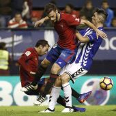  Miguel de las Cuevas y Roberto Torres, del Osasuna, intentan arrebatar el esférico al centrocampista del Deportivo Alavés, Víctor Camarasa.