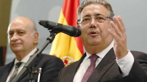 El nuevo ministro del Interior, Juan Ignacio Zoido, junto a su antecesor en el cargo, Jorge Fern&aacute;ndez D&iacute;az