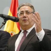 El nuevo ministro del Interior, Juan Ignacio Zoido, junto a su antecesor en el cargo, Jorge Fernández Díaz