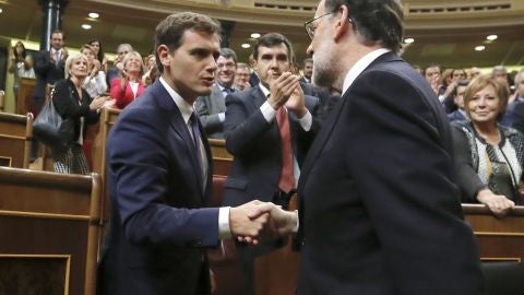 Mariano Rajoy (d), es felicitado por el l&iacute;der de Ciudadanos, Albert Rivera, tras ser investido presidente del Gobierno