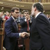 Mariano Rajoy (d), es felicitado por el líder de Ciudadanos, Albert Rivera, tras ser investido presidente del Gobierno