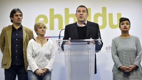 El l&iacute;der de EHBildu, Arnaldo Otegi (c), acompa&ntilde;ado por varios miembros de su partido, durante la rueda de prensa 