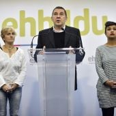 El líder de EHBildu, Arnaldo Otegi (c), acompañado por varios miembros de su partido, durante la rueda de prensa 