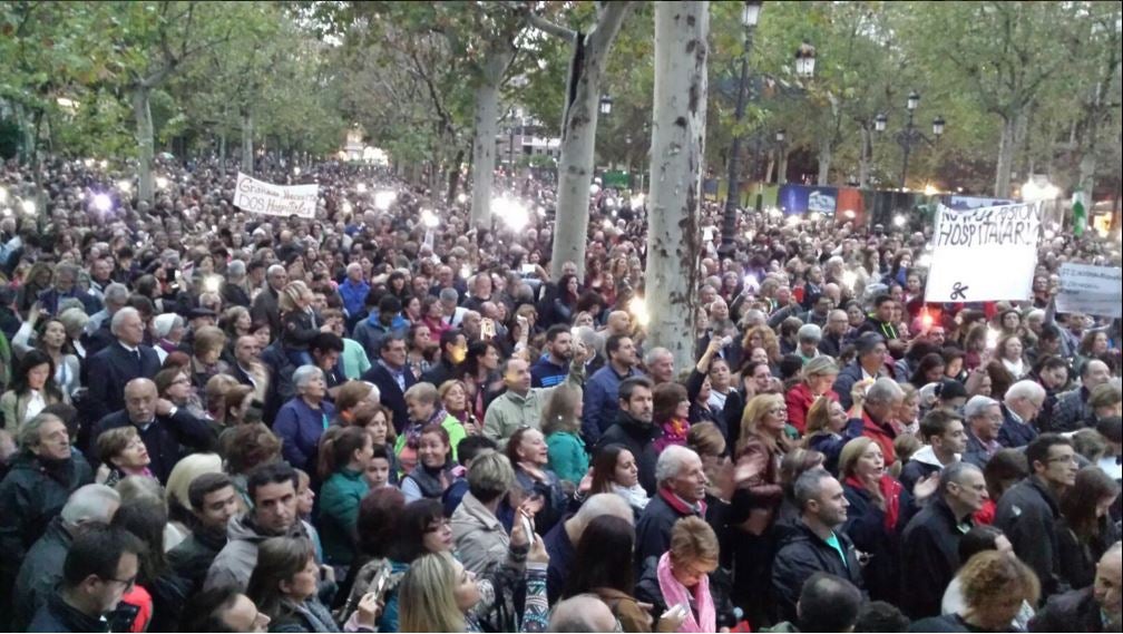 Miles de personas se concentran en Granada en protesta por la fusión hospitalaria Miles de personas se concentran en Granada en protesta por la fusión hospitalaria