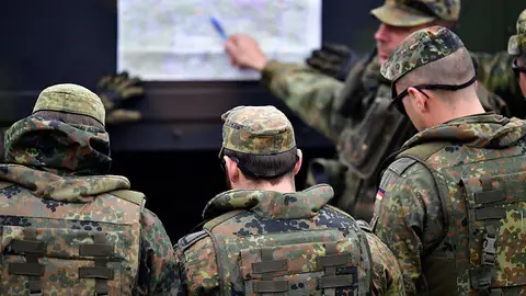 Imagen de archivo de varios miembros del Bundeswehr, el ejército alemán Miembros del Bundeswehr, el ejército alemán