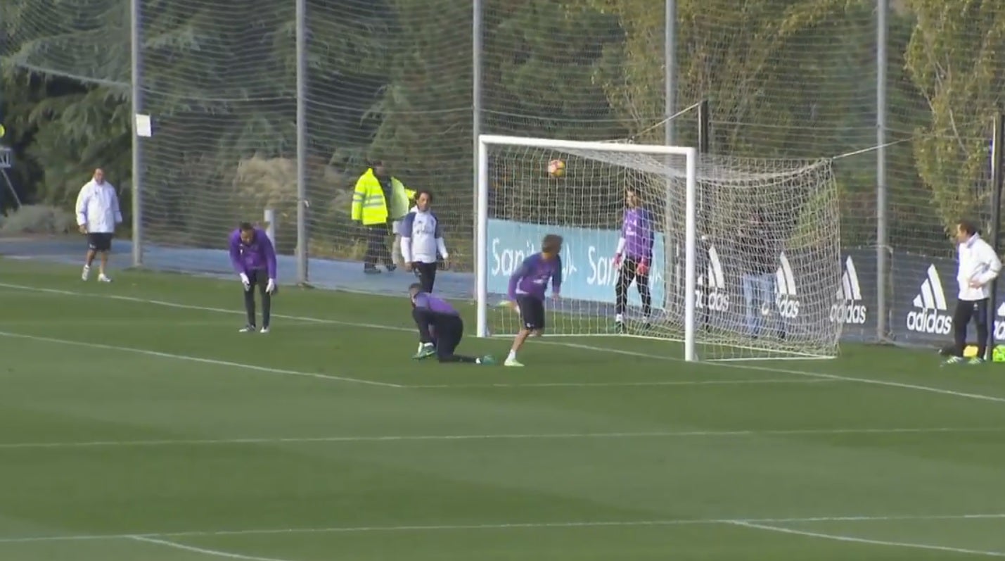 Fabio Coentrao se viste de Ricardinho en el entrenamiento del Madrid: ¡vaya lambretta del portugués! Fabio Coentrao se viste de Ricardinho en el entrenamiento del Madrid: ¡vaya lambretta del portugués!