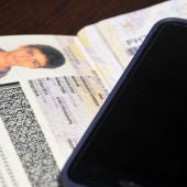 Detalle del pasaporte y del teléfono móvil del detenido Marvin Henriques Correia 