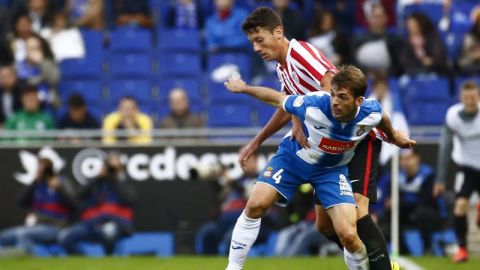  Victor S&aacute;nchez, del Espanyol, lucha por el bal&oacute;n con el centrocampista del Athletic de Bilbao Mikel Vesga 