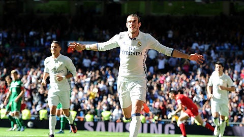 Gareth Bale celebra uno de sus goles en el Santiago Bernab&eacute;u