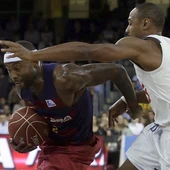Tyrese Rice penetra a canasta ante la defensa de Draper Tyrese Rice penetra a canasta ante la defensa de Draper