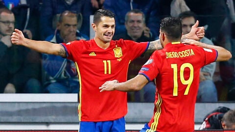 Vitolo celebrando un gol con la selecci&oacute;n