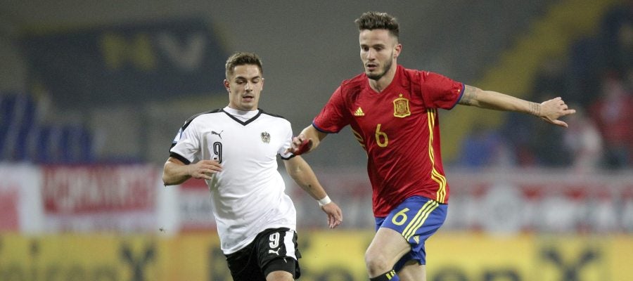 Saúl conduce el balón durante el partido Saúl conduce el balón durante el partido