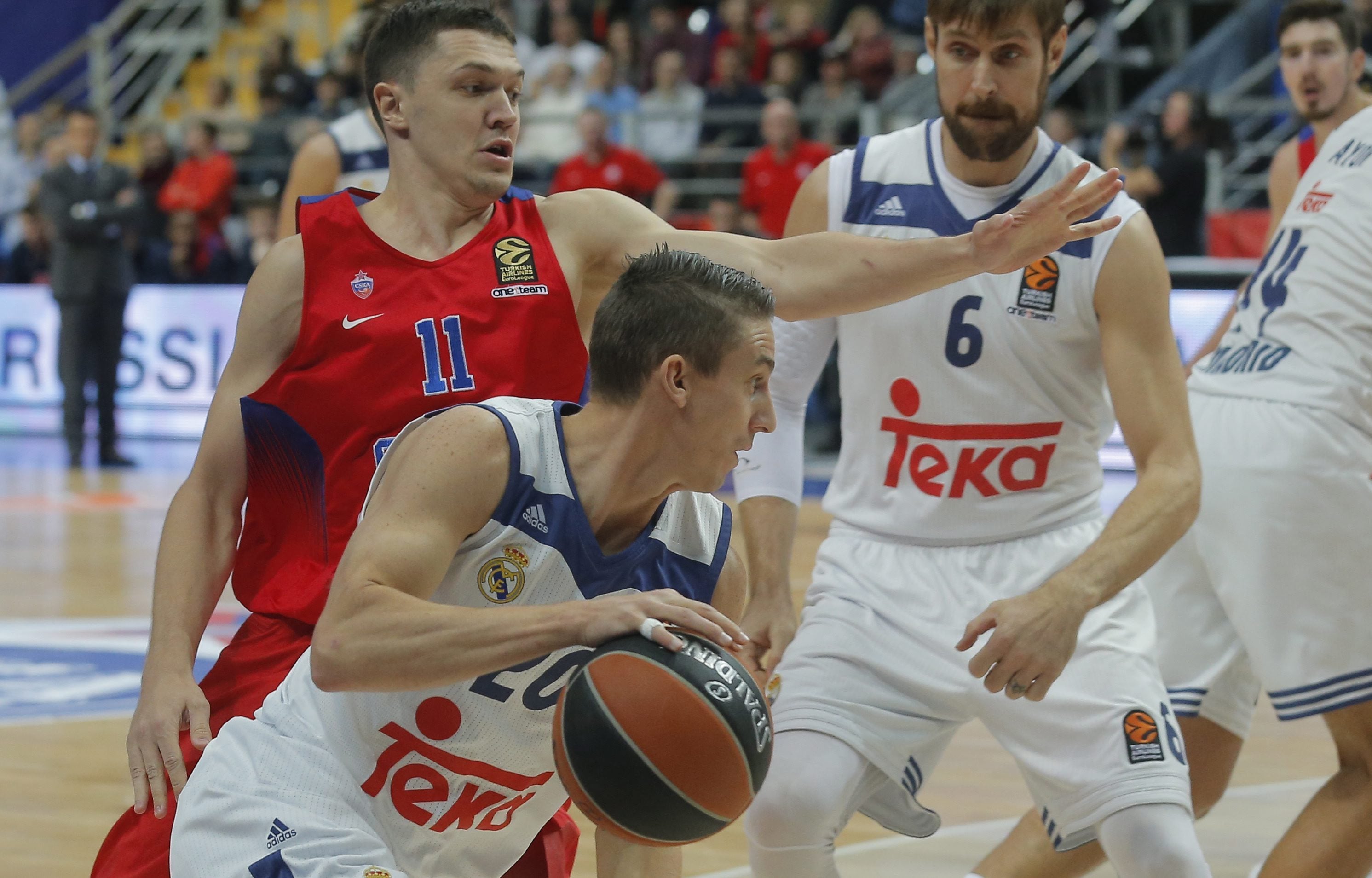 Baloncesto: El Real Madrid pierde ante el CSKA y el Baskonia arrolla al Fenerbahce Baloncesto: El Real Madrid pierde ante el CSKA y el Baskonia arrolla al Fenerbahce