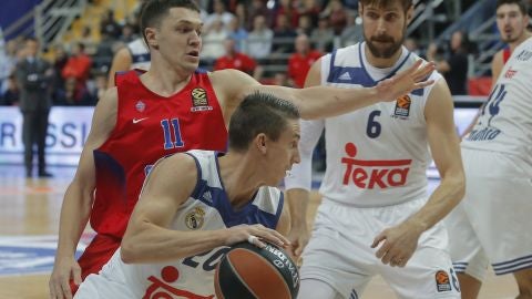 Jaycee Carroll intenta entrar a canasta ante la defensa del CSKA