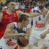 Jaycee Carroll intenta entrar a canasta ante la defensa del CSKA Jaycee Carroll intenta entrar a canasta ante la defensa del CSKA