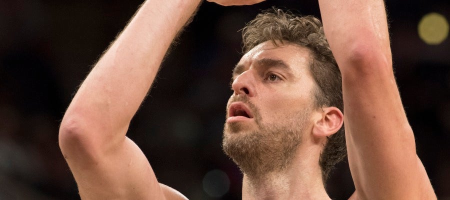 Pau Gasol lanza un tiro libre Pau Gasol lanza un tiro libre