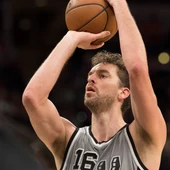 Pau Gasol lanza un tiro libre Pau Gasol lanza un tiro libre