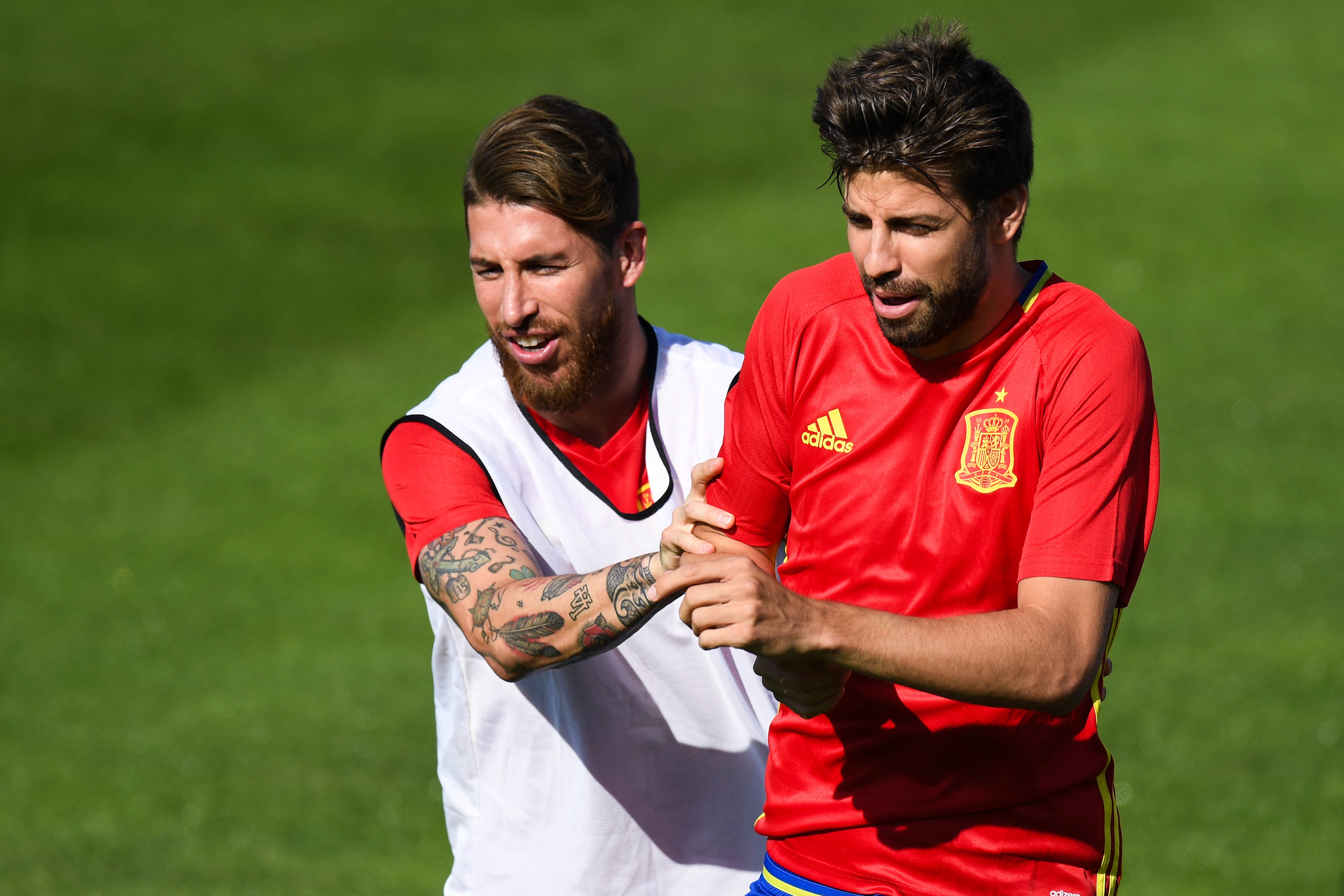 Sergio Ramos, Iniesta y Piqué se citan para el Clásico a través de Twitter Sergio Ramos, Iniesta y Piqué se citan para el Clásico a través de Twitter