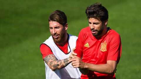 Sergio Ramos y Piqu&eacute;, durante un entrenamiento de la Selecci&oacute;n