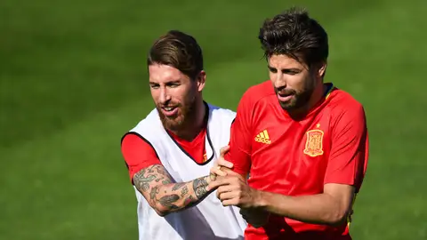 Sergio Ramos y Piqué, durante un entrenamiento de la Selección Sergio Ramos y Piqué, durante un entrenamiento de la Selección