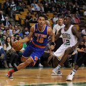 Sasha Vujacic controlando la bola frente a Terry Frozier Sasha Vujacic controlando la bola frente a Terry Frozier