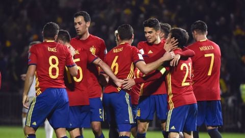Los jugadores de Espa&ntilde;a celebran el 1-0 ante Macedonia