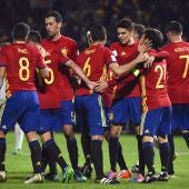 Los jugadores de España celebran el 1-0 ante Macedonia