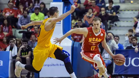 Martynas Pocius controlando la bola Martynas Pocius controlando la bola