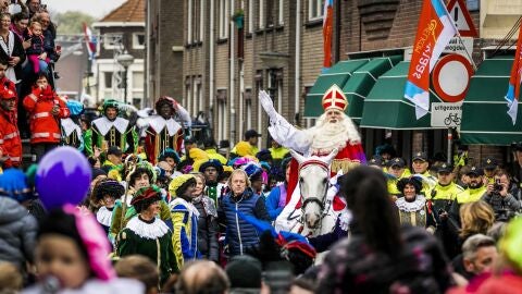 Zwarte Piet (Pedro el Negro) el paje que acompa&ntilde;a a San Nicol&aacute;s en su llegada a Holanda desfila por las calle en Maassluis, Pa&iacute;ses Bajos