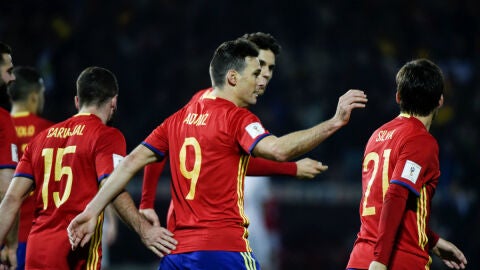 Aritz Aduriz celebra un gol con Espa&ntilde;a