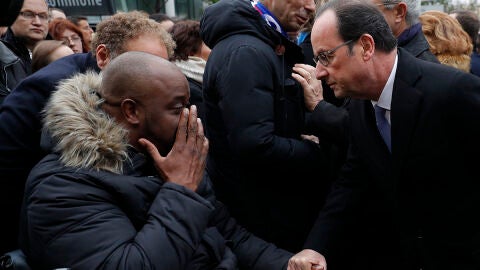 Hollande se acerca a una de las v&iacute;ctimas del 13-N