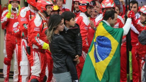 Los mec&aacute;nicos de Ferrari despiden a Felipe Massa