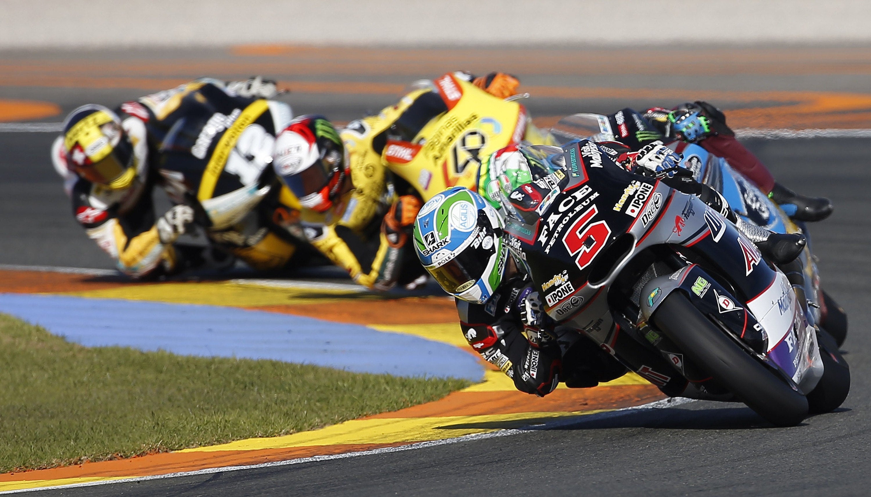 Zarco vuelve a ganar en Moto2 y cierra su gran año en Cheste Zarco vuelve a ganar en Moto2 y cierra su gran año en Cheste