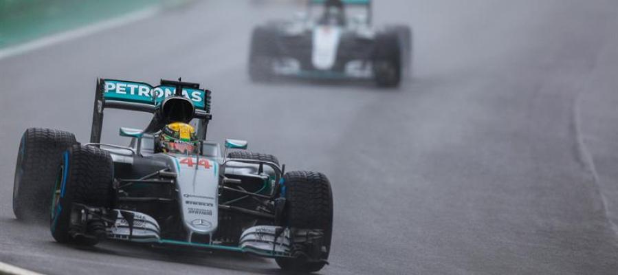 Hamilton gana en Brasil y le discutirá el título a Rosberg en Abu Dabi Hamilton gana en Brasil y le discutirá el título a Rosberg en Abu Dabi